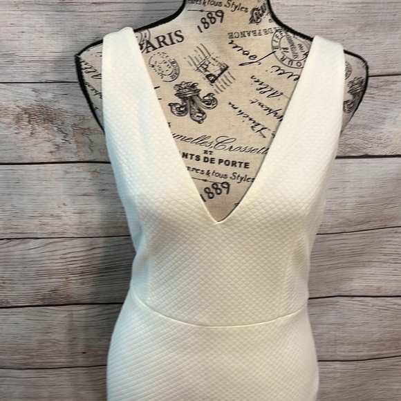 Alice + Olivia Employed Dress V-neck Sleeveless Ivory Size 6 Back Zipper - Picture 2 of 9